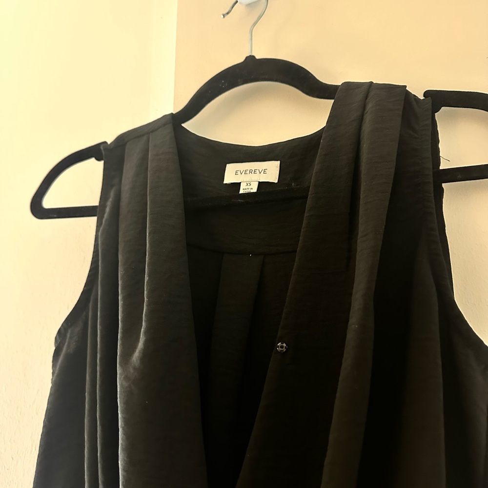 Evereve Black Sleeveless Draped V-Neck Top
